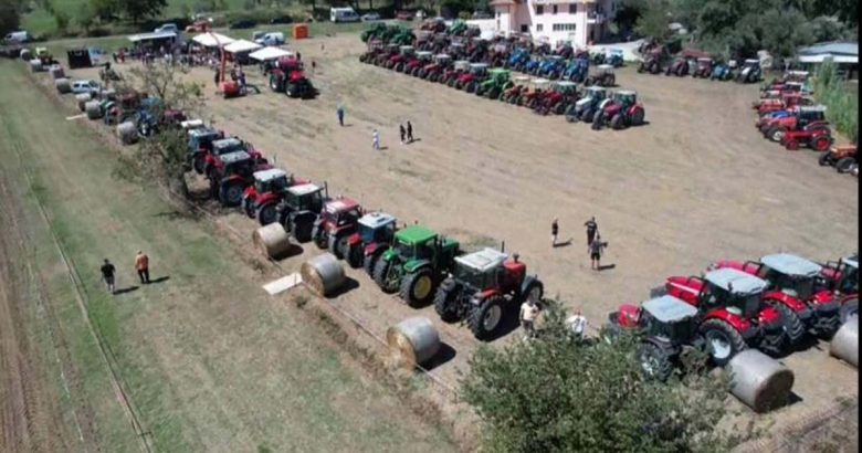 Trattori schierati durante il raduno a Ripi