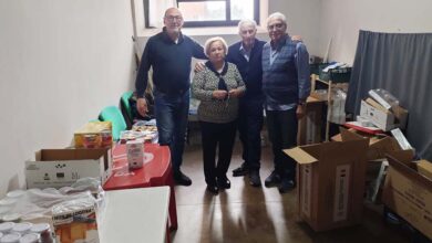 volontari dell’Aps Stare Insieme di Ferentino durante la preparazione dei pacchi alimentari
