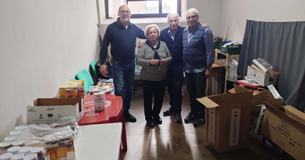 volontari dell’Aps Stare Insieme di Ferentino durante la preparazione dei pacchi alimentari