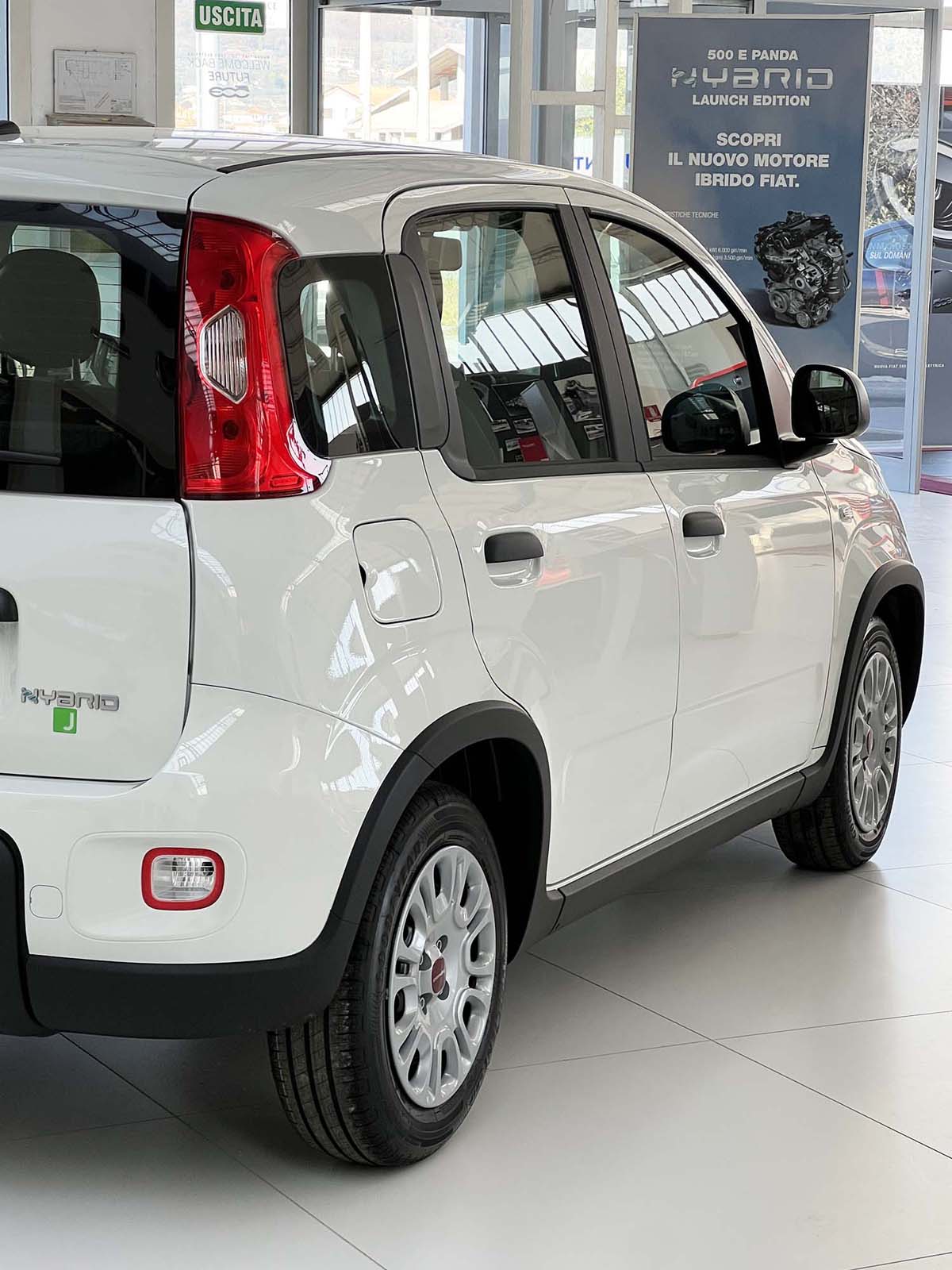 Fiat Pandina Hybrid fari posteriori profilo laterale