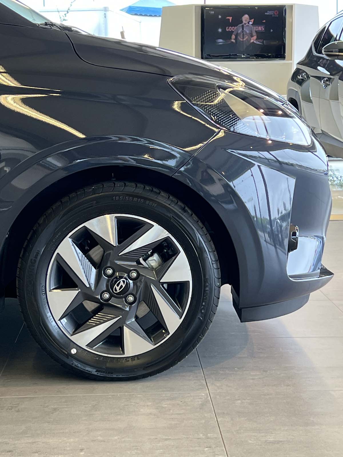 Hyundai i particolare lato anteriore