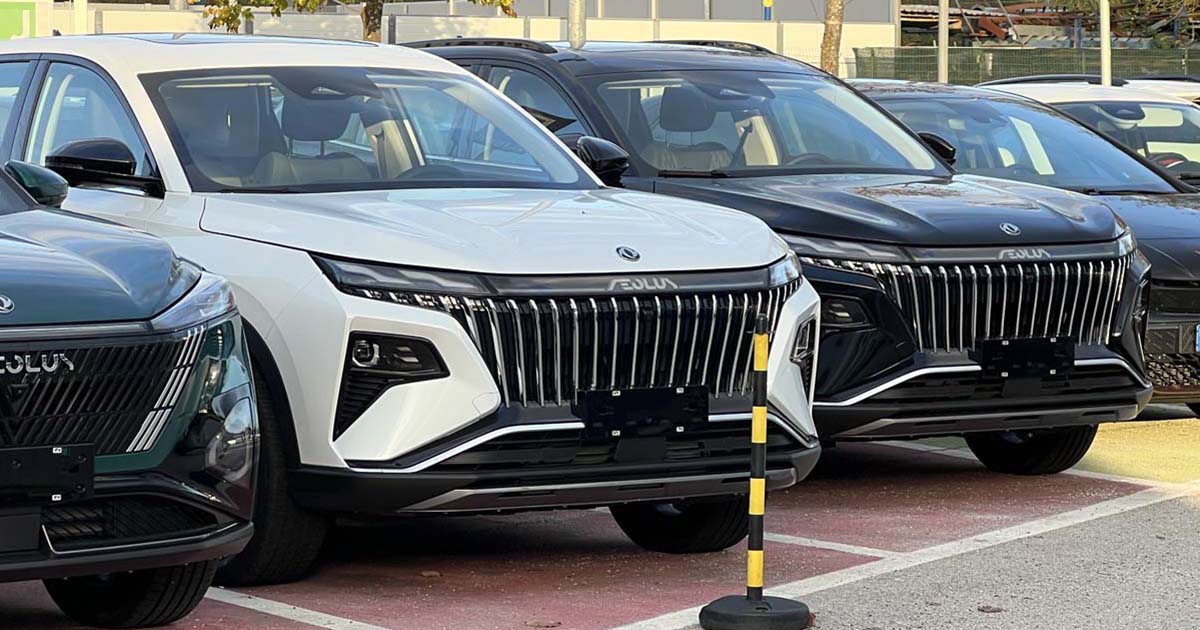 Dongfeng Huge SUV in esposizione con due colorazioni.