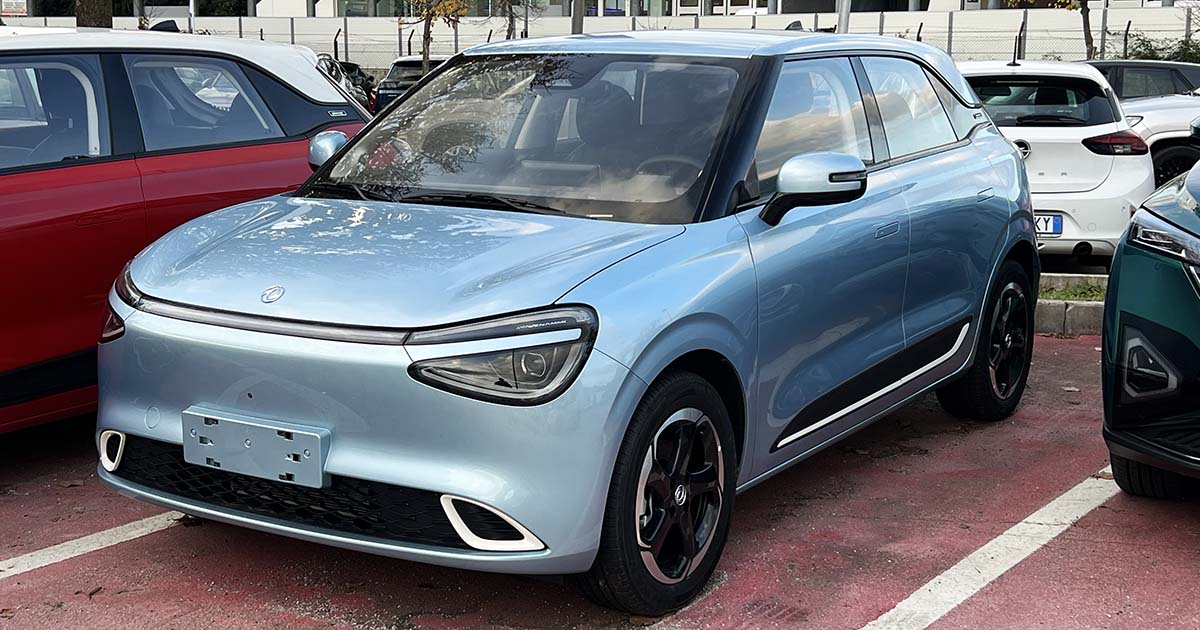 Dongfeng Box, vista anteriore e lato conducente.