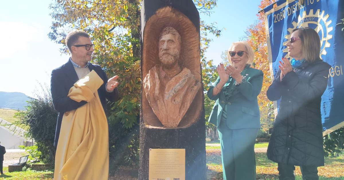 Il sindaco Alioska Baccarini, Anna Battisti e una rappresentante del Rotary inaugurano la scultura di Michelangelo al Parco Helmstedt di Fiuggi.