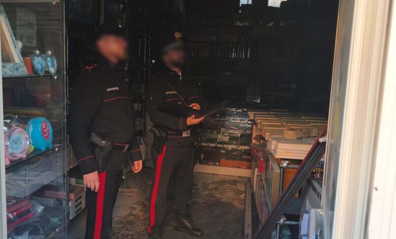 Carabinieri di Ceprano intervengono per domare un incendio in una libreria del centro