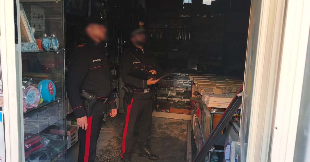Carabinieri di Ceprano intervengono per domare un incendio in una libreria del centro