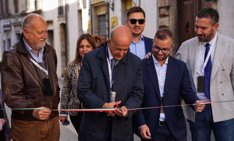 Taglio del nastro nel centro storico di Alatri durante la prima edizione di GustAlatri
