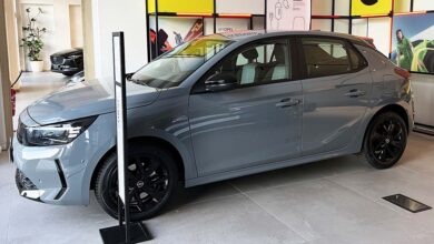 Opel Corsa Hybrid Edition, vista laterale del modello in promozione a novembre 2025.