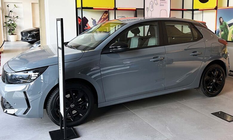 Opel Corsa Hybrid Edition, vista laterale del modello in promozione a novembre 2025.