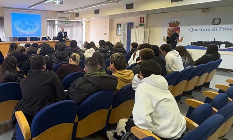 INCONTRO SCUOLE IN QUESTURA ()