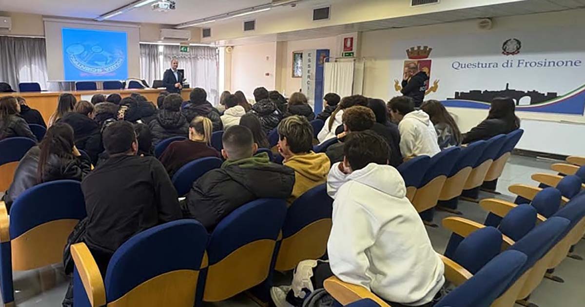 INCONTRO SCUOLE IN QUESTURA ()