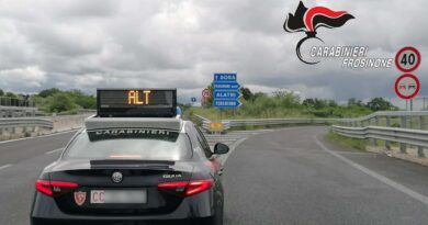 Alatri, ubriaco minaccia i clienti di un bar e aggredisce i carabinieri: arrestato