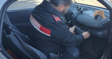 Frosinone, tre arresti per droga: sequestrata Smart con vano nascosto elettrico