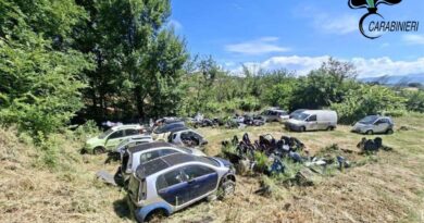 Ripi, sequestrata area con auto fuori uso e rifiuti pericolosi: denunciato un uomo