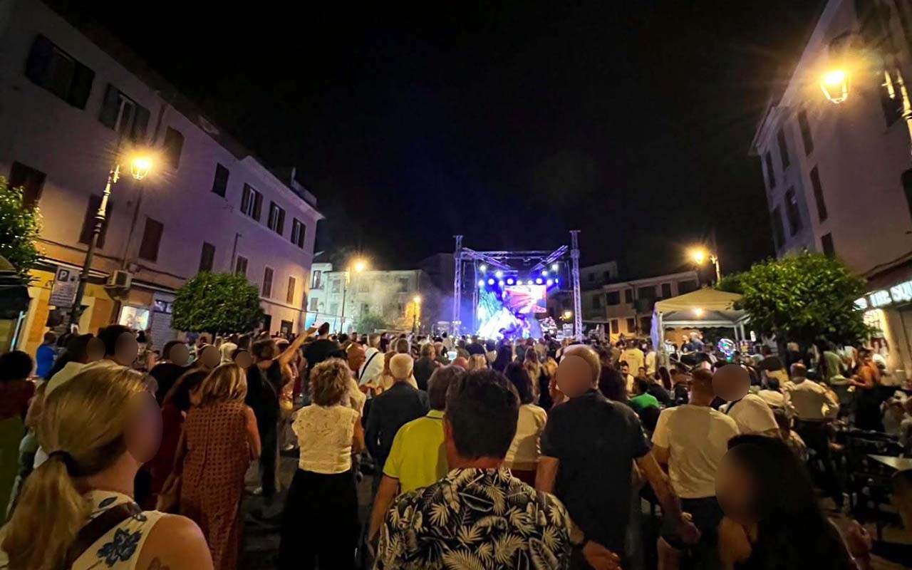Il pubblico di piazza Luglio copia