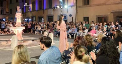 Paliano, piazza gremita per la sfilata Vetrine sotto le Stelle