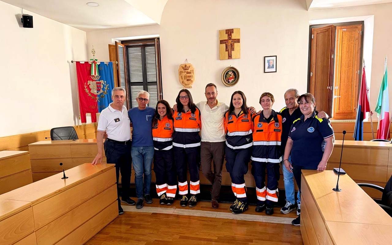L'Amministrazione Comunale con addette antincendio e dirigenti della Protezione Civile di Ceccano copia