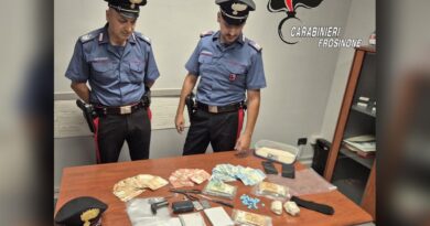 Anagni, sorpreso a cedere cocaina: 21enne arrestato, sequestrati oltre 220 grammi e 20mila euro