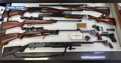 Pofi, minacce a una donna e armi in casa: scoperto un piccolo arsenale, arrestato 64enne
