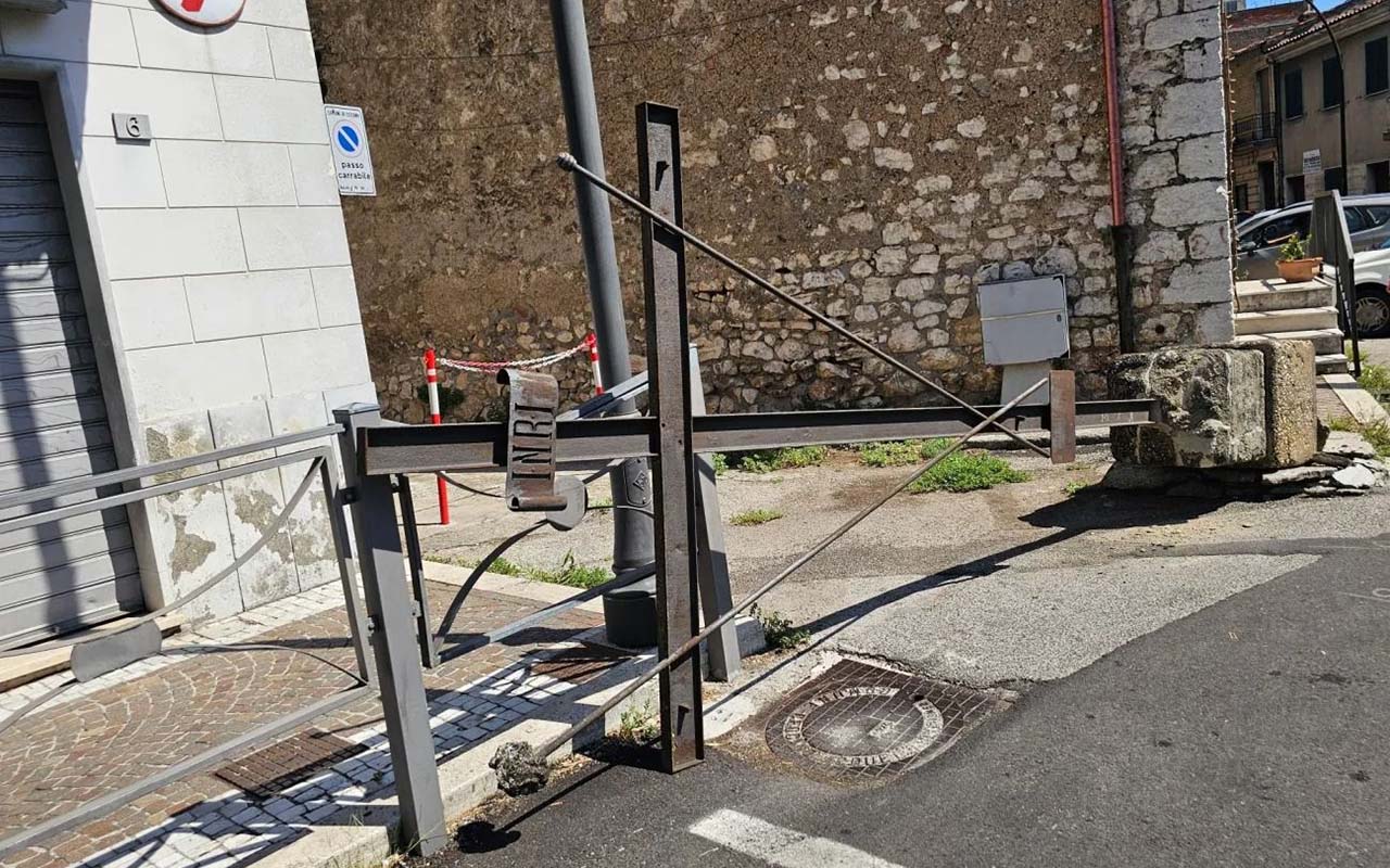 Croce Passionista in via Madonna della Pace Ceccano dopo l'abbattimento copia
