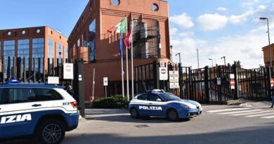 Frosinone, coltello a serramanico nascosto nei pantaloni: uomo denunciato in centro