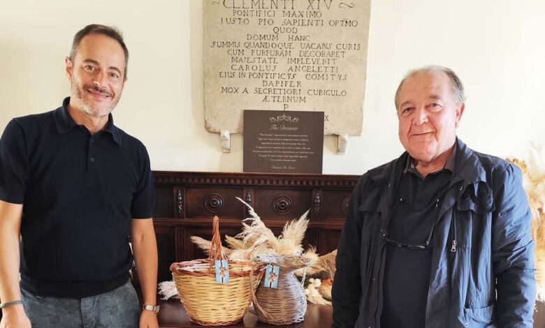 Il sindaco Andrea Querqui con il Maestro d'intreccio Antonio Massa copia