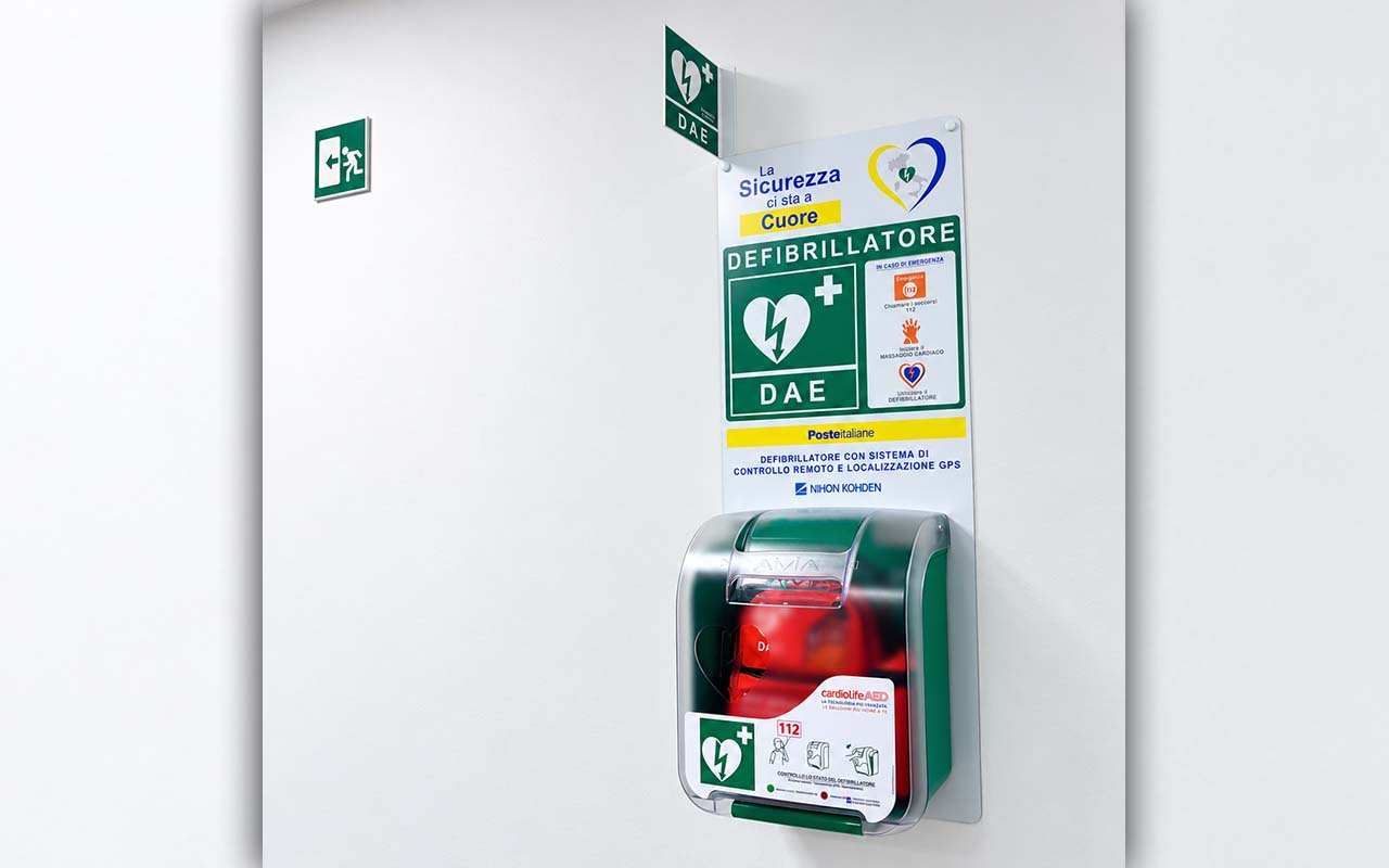 Un defibrillatore installato in una sede di Poste Italiane copia